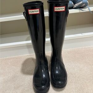Hunter y’all black glossy boots. Size 6 EU37